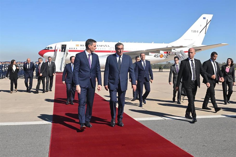 El presidente del Gobierno español, Pedro Sánchez (i), conversa con el presidente del Ejecutivo marroquí, Aziz Ajanuch (d), a su llegada al aeropuerto de Rabat, en su primer viaje oficial de esta legislatura a Marruecos, a 21 de febrero de 2024, en Raba