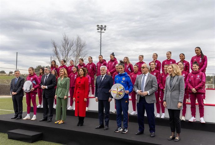 Foto de familia tras la presentación del sello y la moneda conmemorativas por la victoria de la selección femenina en el Mundial de Fútbol