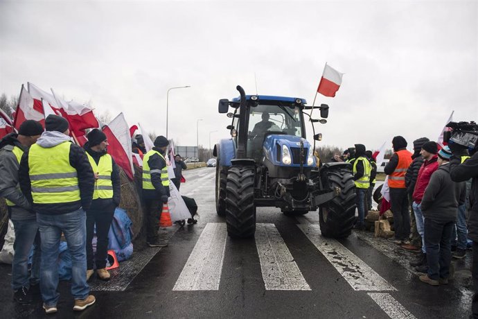 Protesta de agricultores polacos en Dorohusk, en la frontera con Ucrania