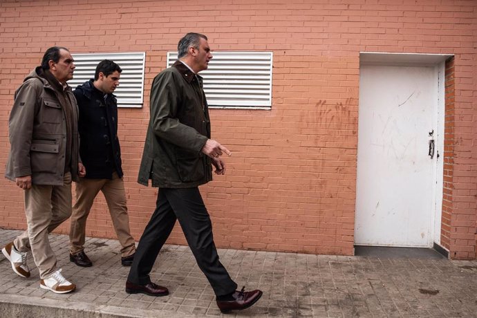 El portavoz de Vox en el Ayuntamiento, Javier Ortega Smith (1d), visita los 'narcovestuarios' okupados del distrito de San Blas 