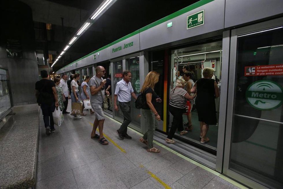 Archivo - Imagen de viajeros en el metro de Sevilla