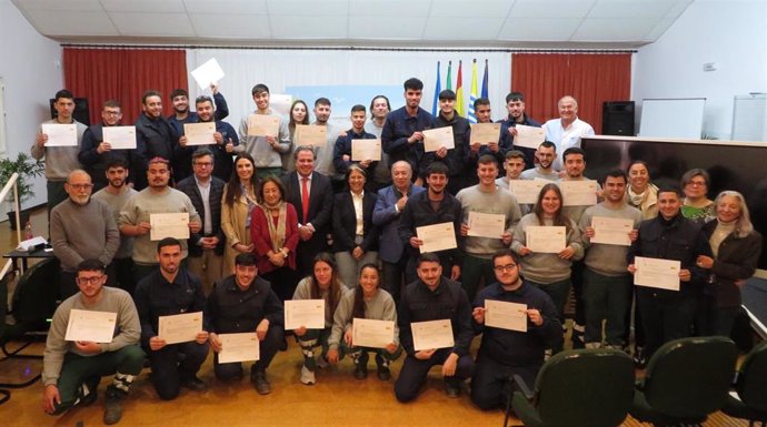 Entrega de los diplomas a 30 alumnos de los cursos de soldadura y cuidado de jardines en Islantilla (Huelva).