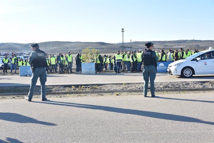 Dos agentes de la Guardia Civil delante de una concentración de agricultores el 13 de febrero 