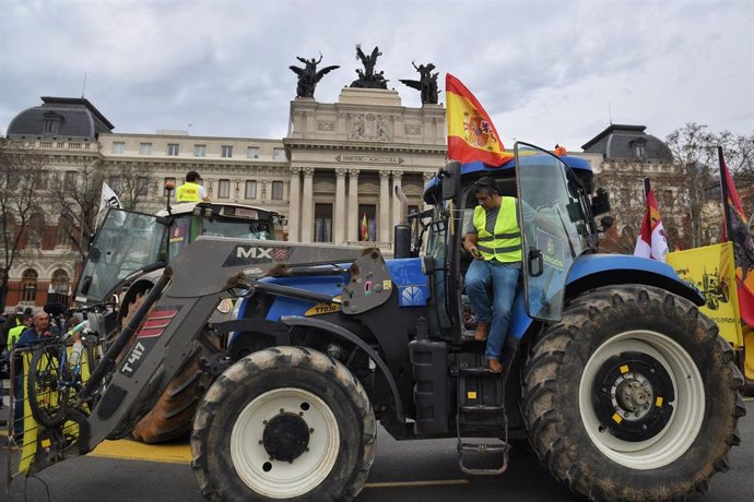 Un tractor frente al Ministerio de Agricultura durante la protesta del sector primario