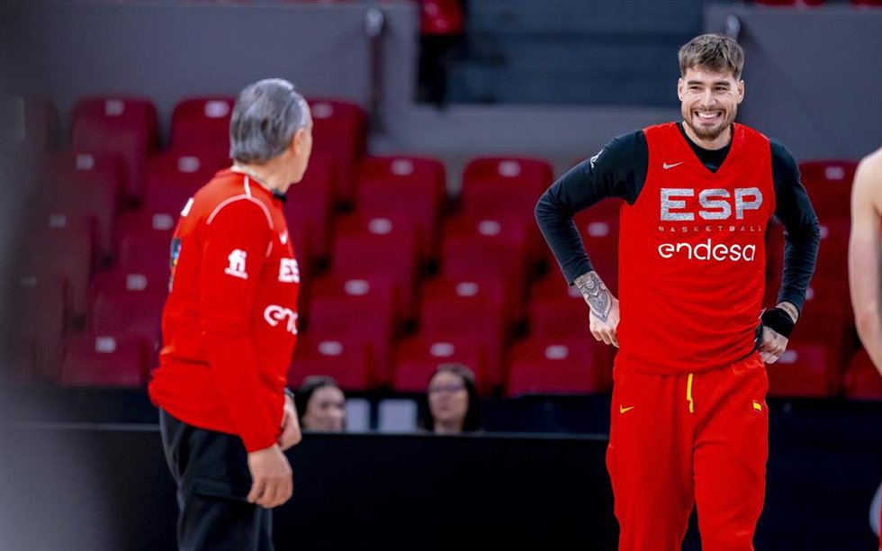 Juancho Hernangómez habla con Sergio Scariolo durante un entrenamiento de la selección española