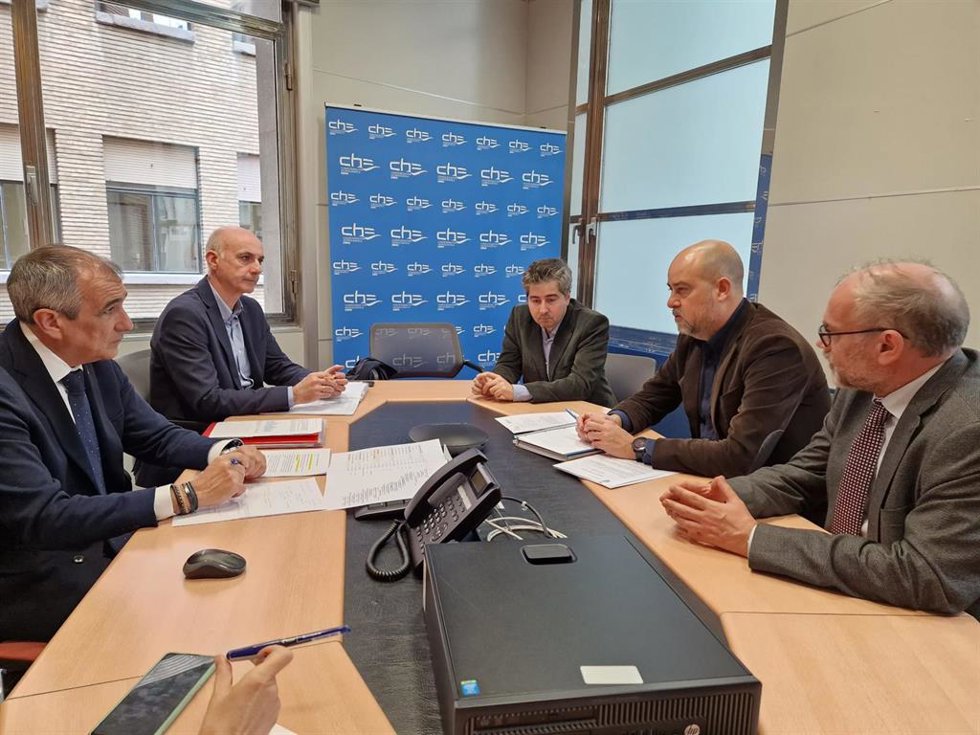 El consejero Chivite durante la reunión con el presidente de la Confederación Hidrográfica del Ebro