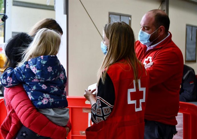 Voluntarios de Cruz Roja atienden a personas refugiadas de Ucrania.