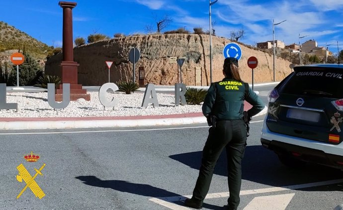 Una agente de la Guardia Civil en Lúcar (Almería).