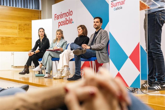 La líder de Sumar, Yolanda Díaz (2i); la candidata a la Presidencia de la Xunta, Marta Lois (2d), y el portavoz de Sumar Galicia, Paulo Carlos López (1d), durante un acto de campaña en la Facultad de Políticas de Santiago, a 15 de febrero de 2024.