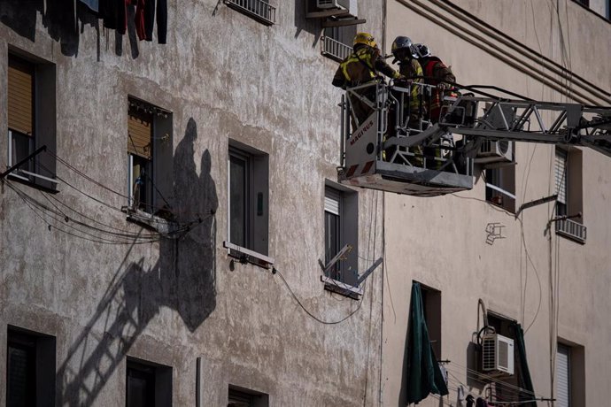 Varios bomberos trabajan tras el derrumbe de un edificio en Badalona, a 6 de febrero de 2024, en Badalona.