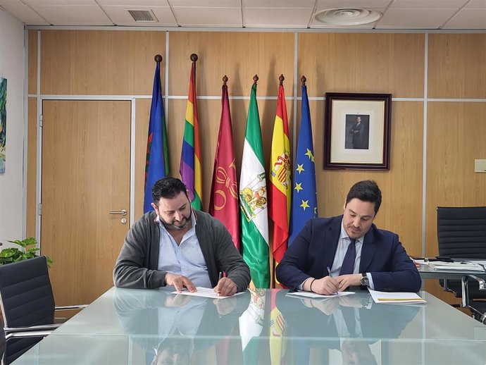 El delegado del área de Barrios de Atención Preferentes y Derechos Sociales, José Luis García, (d), y el presidente de Codenaf, Adel Baba El Mokhtari, firman el convenio de colaboración.