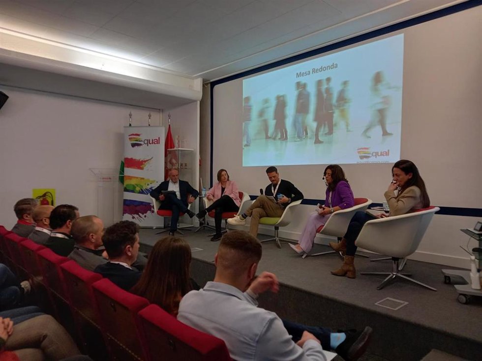 Empleados de Equal de Cepsa y representantes de Policía Nacional y Guardia Civil en unas jornadas sobre delitos de odio.