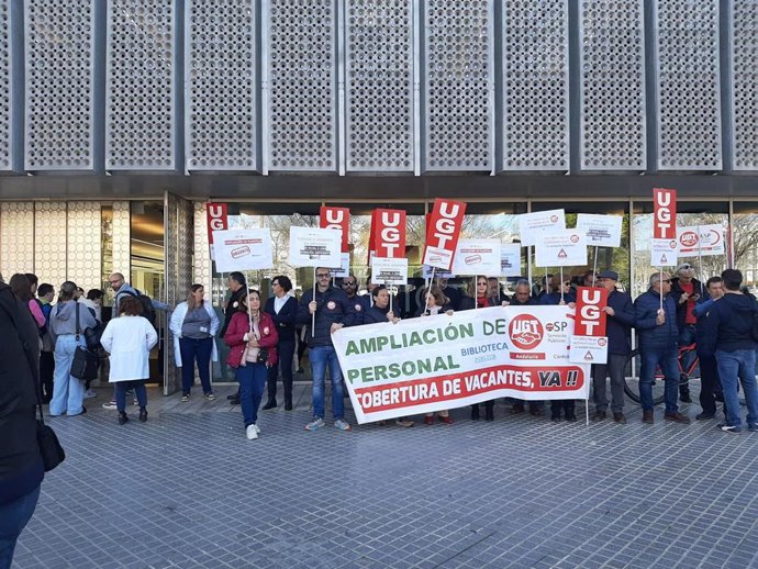 UGT exige con una concentración la cobertura de plazas en la nueva Biblioteca 'Grupo Cántico'.