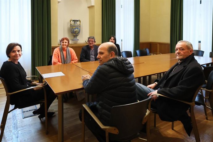 Reunión de la alcaldesa de Gijón, Carmen Moriyón (Foro), con los promtores de la iniciativa para dar a una plaza el nombre del cantautor Julio Ramos.