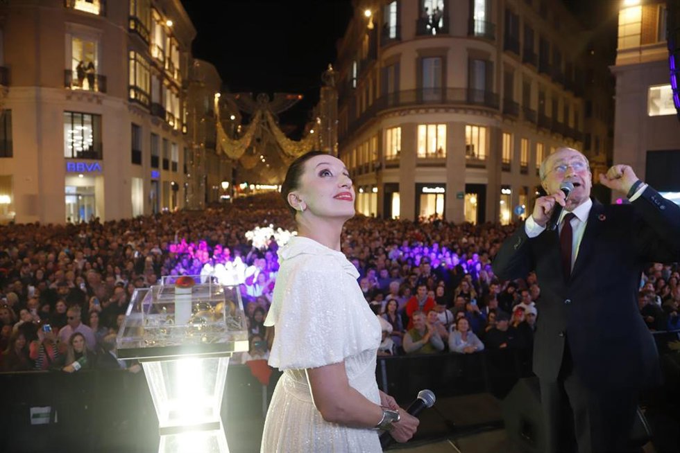Archivo - El alcalde de Málaga, Francisco de la Torre, y la cantante Luz Casal,  en el encendido del alumbrado de la pasada Navidad. 