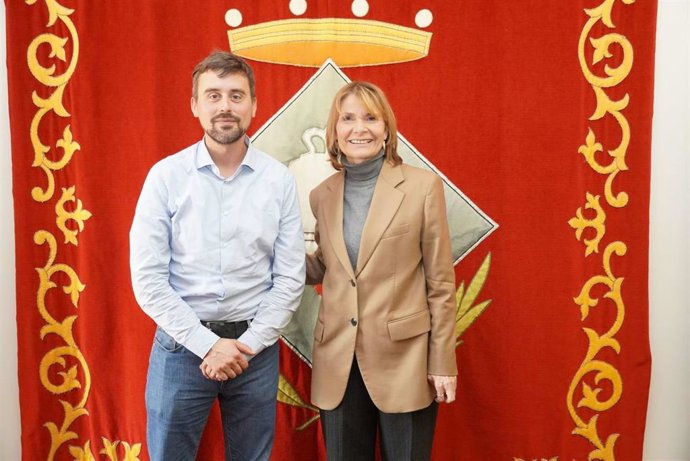 La alcaldesa de Sant Boi de Llobregat y presidenta de la Diputación de Barcelona, Lluïsa Moret, y el diputado del área de Acción Climática y Transición Energética, Marc Serra, en la reunión de este miércoles en Sant Boi de Llobregat.