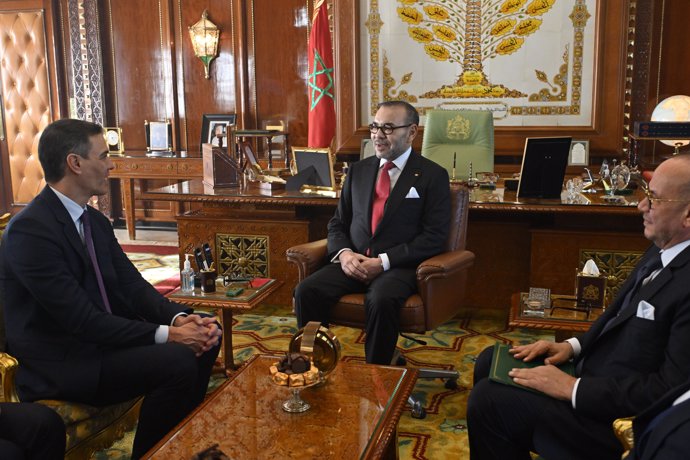 El presidente del Gobierno español, Pedro Sánchez (i), y el rey de Marruecos, Mohamed VI en su primer viaje oficial de esta legislatura a Marruecos, a 21 de febrero de 2024, en Rabat