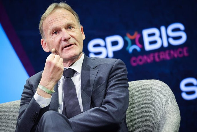 31 January 2024, Hamburg: Hans-Joachim Watzke, Managing Director of Borussia Dortmund and Chairman of the Supervisory Board of the German Football League (DFL), during a panel discussion at the SpoBis industry conference. Photo: Christian Charisius/dpa