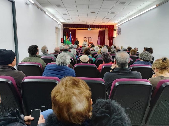 Vecinos de Azuel conocen en asamblea la pretensión de Salud de recortar el horario de la atención sanitaria en el consultorio de la pedanía.