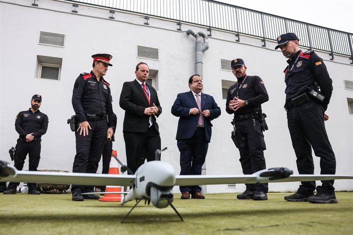 El conseller Joan Ignasi Elena, en el centro, en la presentación este miércoles de los 24 nuevos drones y una aeronave de ala fija