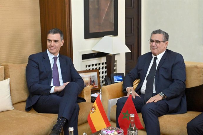 El presidente del Gobierno español, Pedro Sánchez (i), se reúne con el presidente del Ejecutivo marroquí, Aziz Ajanuch (d), en su primer viaje oficial de esta legislatura a Marruecos, a 21 de febrero de 2024, en Rabat (Marruecos). El viaje de Sánchez se p