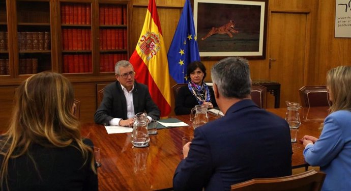 Instante de la reunión este miércoles entre el secretario de Estado de Medio Ambiente, Hugo Morán, y el alcalde de Badalona (Barcelona), Xavier García Albiol, en Madrid