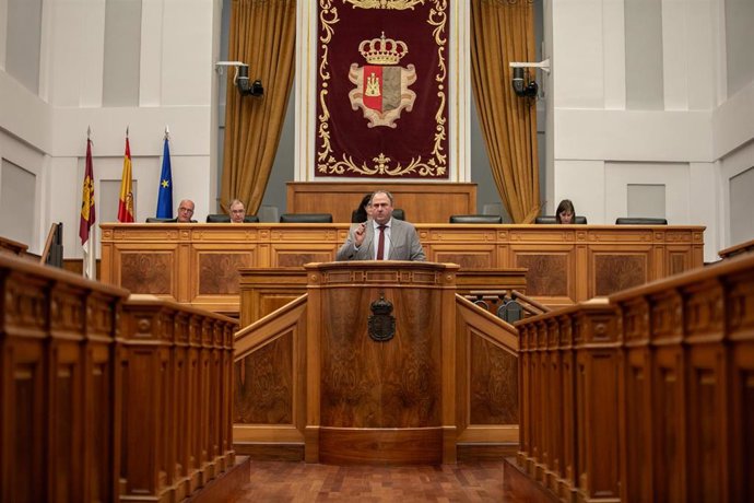 El consejero de Agricultura, Ganadería y Desarrollo Rural, Julián Martínez Lizán, interviene en el pleno de las Cortes.