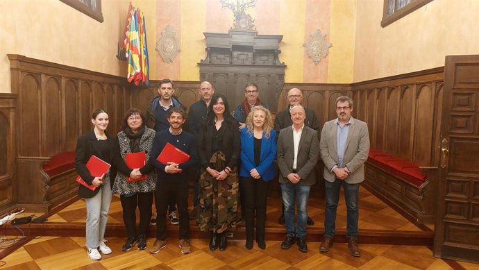 La alcaldesa de Huesca, Lorena Orduna, con los recién nombrados alcaldes pedáneos.