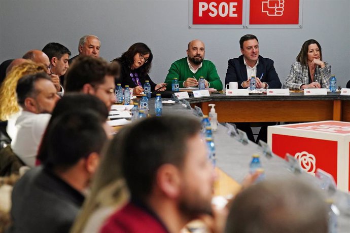 O secretario xeral do PSdeG, Valentín González Formoso (2d), durante unha reunión extraordinaria da Comisión Executiva Nacional Galega do PSdeG-PSOE, na sede do partido, a 21 de febreiro de 2024, en Santiago de Compostela, A Coruña, Galicia (Esp