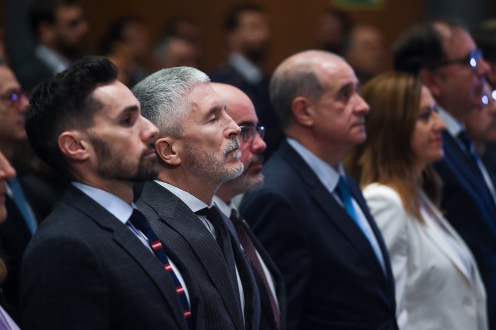 El secretario de Estado de Seguridad, Rafael Pérez (1i); el ministro del Interior, Fernando Grande-Marlaska (2i), y el delegado del Gobierno en la Comunidad de Madrid, Francisco Martín (3i), durante el acto de entrega de medallas al Mérito de Protección 