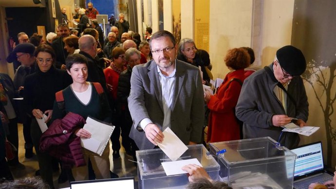 El nuevo presidente de la OCB, Antoni Llabrés, en el momento de la votación.