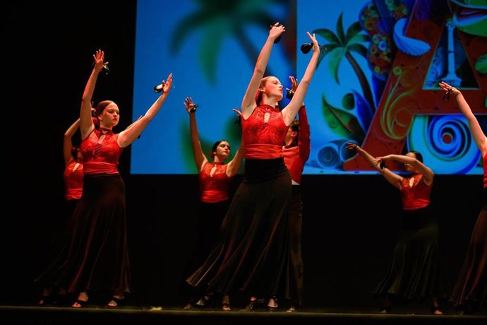 La novena Gala Coteca ha llenado el Auditorio Maestro Padilla almeriense de Carnaval con danza, música y teatro.
