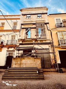Andamiaje en la calle San Bartolomé de El Puerto de Santa María, que el Ayuntamiento ha obligado a retirar tras ocho años obstaculizando el tránsito de peatones.
