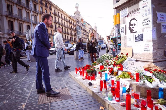 El president Pere Aragons participa en l'espai d'homenatge a Aleksei Navalni en la Rambla de Barcelona aquest dimecres