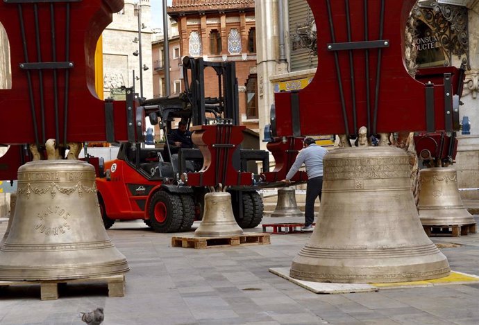 Las siete campanas de los Santos Juanes de València regresan a su campanario tras las obras de restauración