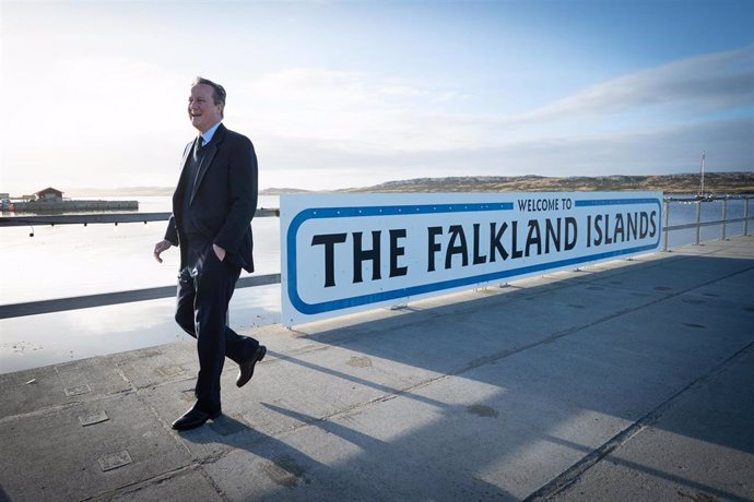 El ministro de Exteriores británico, David Cameron, durante su visita a las Islas Malvinas