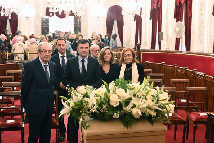 El Ayuntamiento de Cádiz ha celebrado un acto homenaje a Eduardo Benot en el salón de plenos del Consistorio gaditano, donde se han recepcionado los restos del ilustre gaditano.