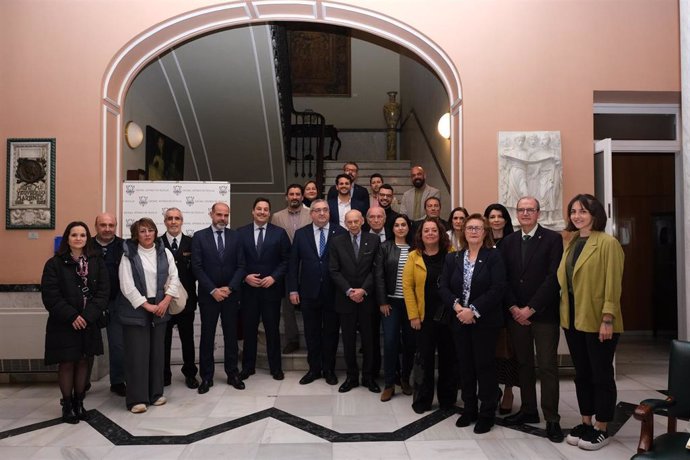 El delegado de Barrios de Atención Preferente y Derechos Sociales del Ayuntamiento de Sevilla, José Luis García, ha asistido al acto de reconocimiento del Ateneo a las entidades, empresas e instituciones colaboradoras de su Obra Social.