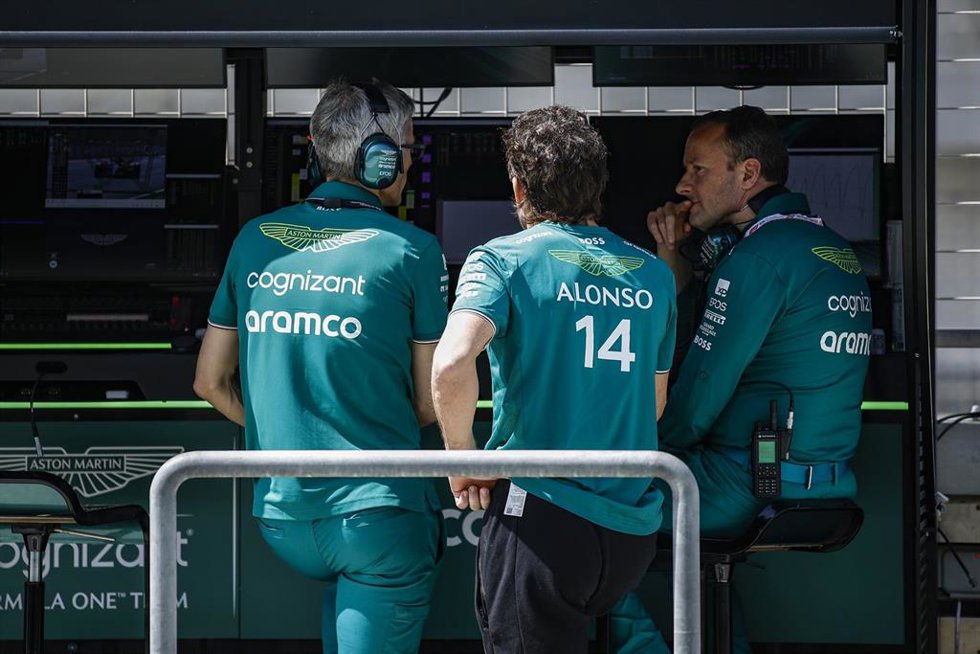 Archivo - ALONSO Fernando (spa), Aston Martin F1 Team AMR23, portrait KRACK Mike (her), Team Principal and CEO of Aston Martin F1 Team, portrait during the Formula 1 Aramco pre-season testing 2023 of the 2023 FIA Formula One World Championship from Febr