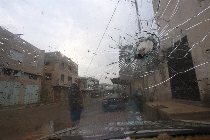 Archivo - AZZUN, Jan. 2, 2024  -- A man looks at a car damaged during clashes in the town of Azzun, Qalqilya Governorate, northern West Bank, on Jan. 2, 2024. Four Palestinians were killed on Tuesday in clashes with the Israeli army in Azzun, Palestinia