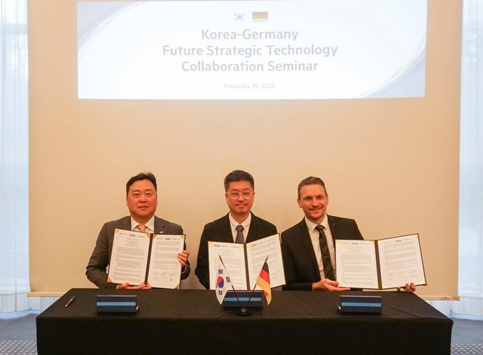 From left to right: Shin Hee-Dong, President of Korea Electronics Technology Institute KETI, Lee Jung-ho, CEO of Rainbow Robotics, Dr. Michael Pausch, Chief Technology Officer Schaeffler Industrial, signs trilateral business agreement to jointly develop