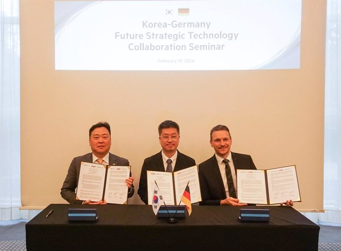 From left to right: Shin Hee-Dong, President of Korea Electronics Technology Institute KETI, Lee Jung-ho, CEO of Rainbow Robotics, Dr. Michael Pausch, Chief Technology Officer Schaeffler Industrial, signs trilateral business agreement to jointly develop A