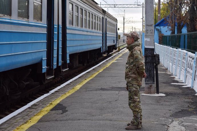 Archivo - Militar ucraniano en una estación de tren del Donbás (este) en octubre de 2021.