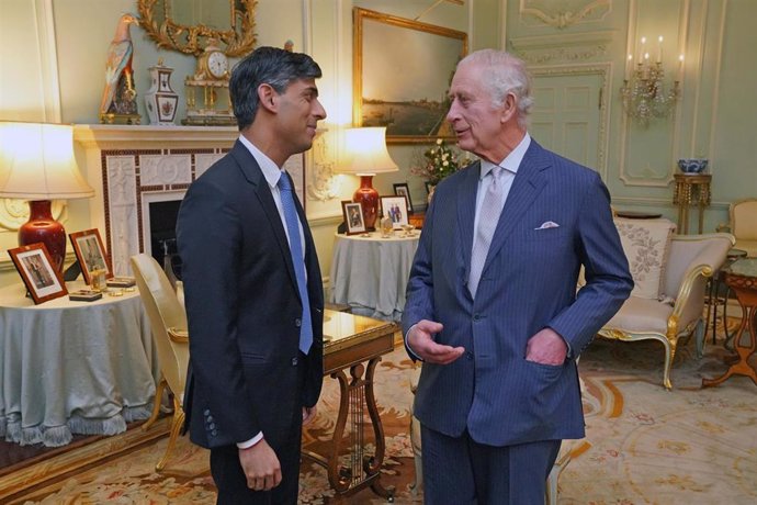 El rey Carlos III y el primer ministro británico, Rishi Sunak, en el Palacio de Buckingham