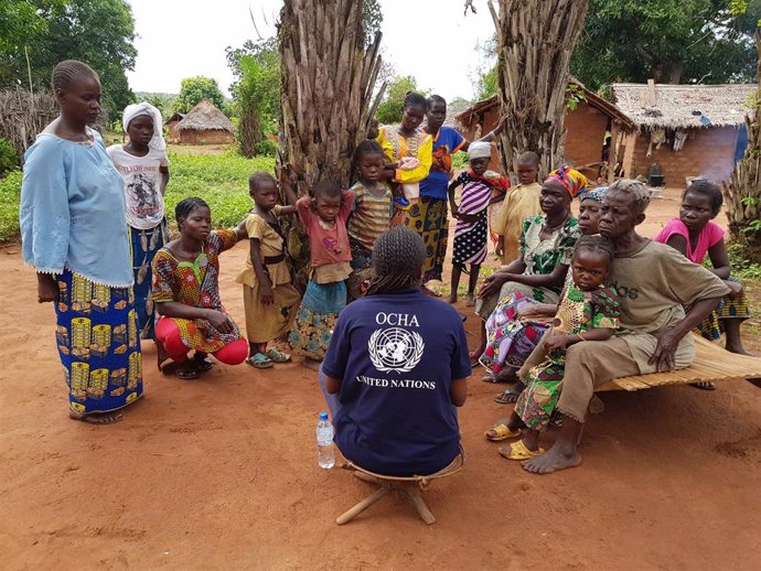 Archivo - Trabajadora de la ONU habla con afectados por el conflicto en República Centroafricana