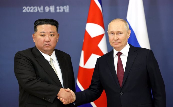 Archivo - El presidente de Rusia, Vladimir Putin, recibe al líder de Corea del Norte, Kim Jong Un, en el cosmódromo de Vostochni (archivo)