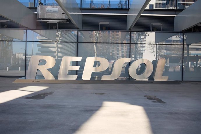 Archivo - Fachada de la sede de Repsol, a 27 de diciembre de 2023, en Madrid (España). La Comisión Nacional de los Mercados y la Competencia (CNMC) ha abierto un expediente sancionador a Repsol por aprovechar su posición de dominio para encarecer el p