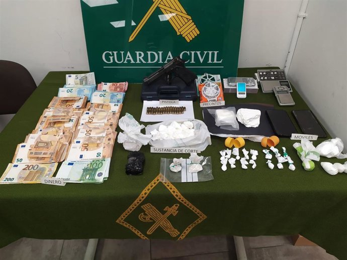 Dinero, material y sustancias incautadas en la operación.