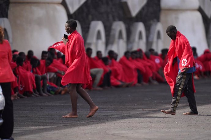 Archivo - Los más de 170 migrantes que han llegado al Puerto de la Restinga de la isla de El Hierro tapados con mantas proporcionadas por la Cruz Roja, a 31 de octubre de 2023, en El Hierro, Santa Cruz de Tenerife, Tenerife, Canarias (España). Un nuevo ca