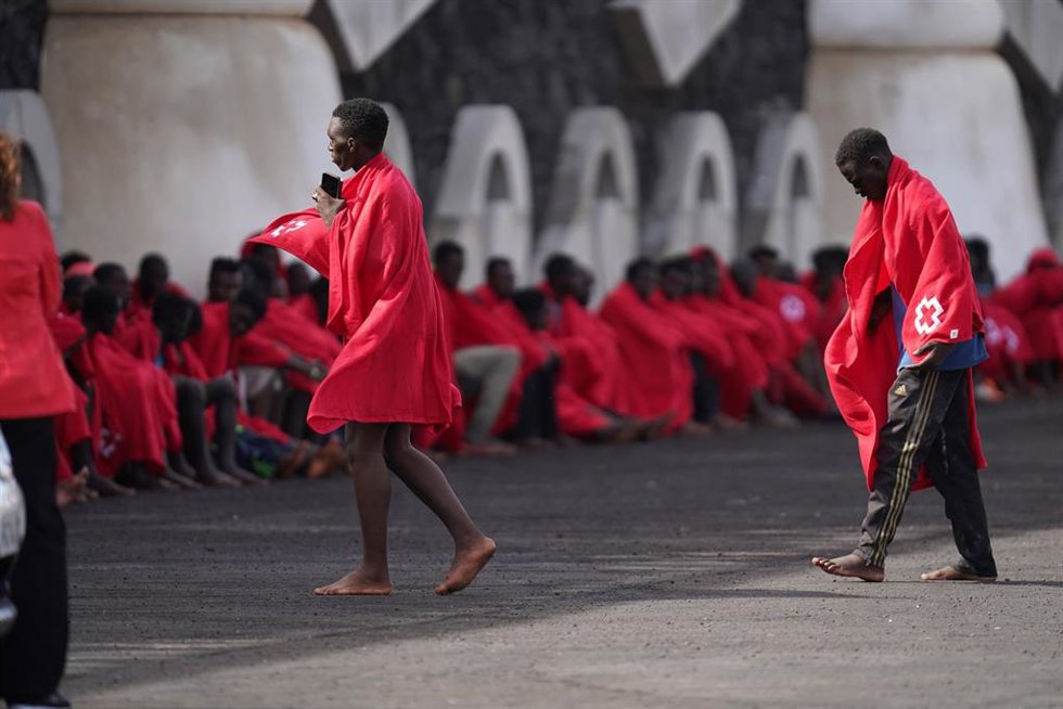 Archivo - Los más de 170 migrantes que han llegado al Puerto de la Restinga de la isla de El Hierro tapados con mantas proporcionadas por la Cruz Roja, a 31 de octubre de 2023, en El Hierro, Santa Cruz de Tenerife, Tenerife, Canarias (España). Un nuevo 
